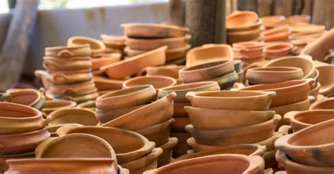 Cazuelas de barro apiladas en el horno para curar