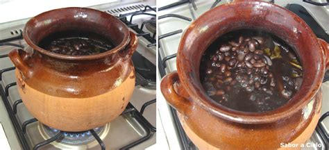 Frijoles negros cocidos en olla de barro