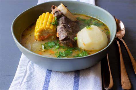 Platillo de carne en cazuela de barro