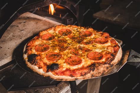 Pizza recién horneada saliendo del horno