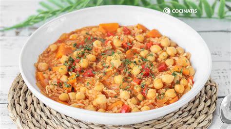 Arroz con garbanzos y bacalao listo para servir
