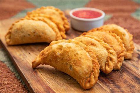 Empanadas recién fritas en un plato