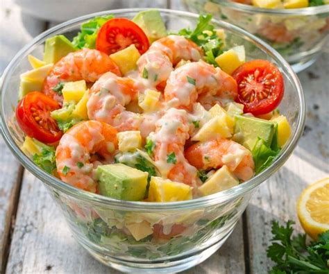 Ingredientes frescos para cóctel de aguacate y langostinos