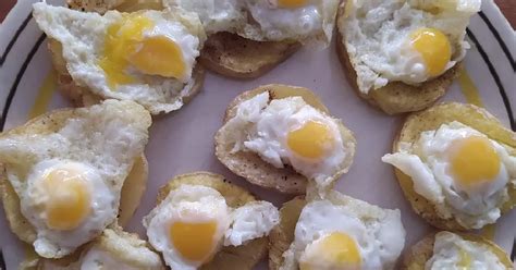 Pinchos de huevos de codorniz fritos