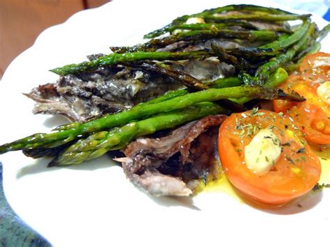 Melva al horno con tomates y espárragos