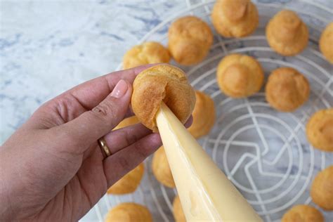 Manga pastelera escudillando profiteroles