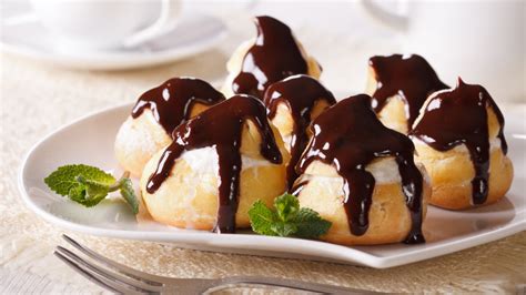 Profiteroles rellenos y decorados con chocolate