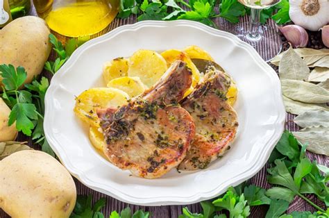 chuletas de cerdo al horno con patatas