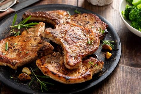 termómetro de cocina insertado en chuleta de cerdo