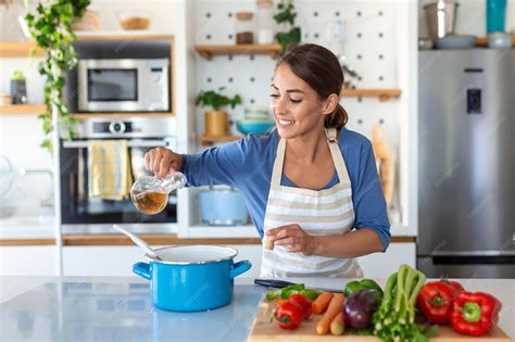 Mujer cocinando en casa sin gluten