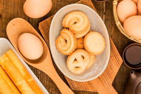 Galletas de mantequilla recién horneadas en un plato
