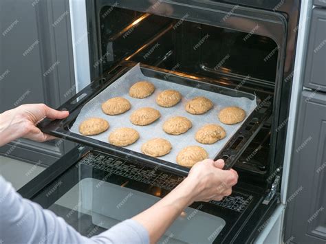 Placa de horno con galletas sin hornear sobre papel de hornear