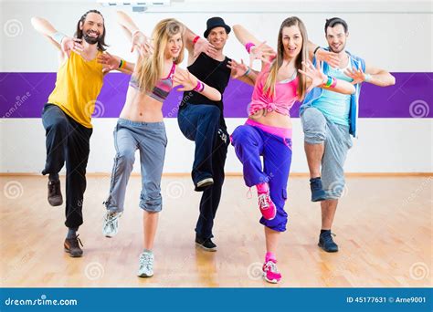 Gente bailando la coreografía de Mayonesa