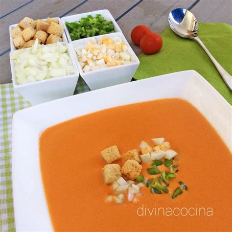 Gazpacho servido en un bol con guarnición