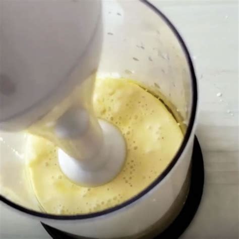 Licuadora preparando mayonesa