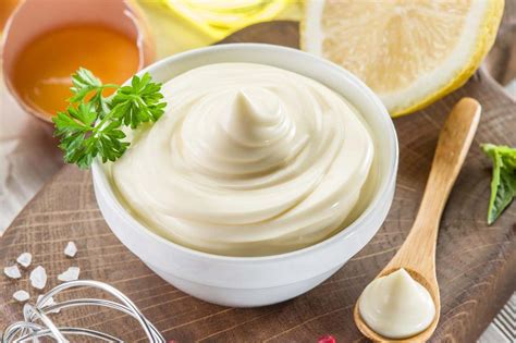 Recipiente con mayonesa casera en refrigerador