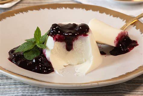 Panna cotta de turrón de chocolate servida con frutos rojos
