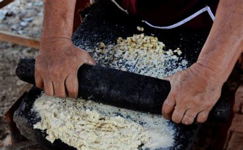 Molienda del maiz en el metate