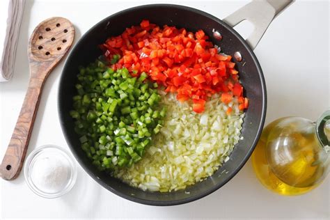 Ingredientes básicos de un sofrito (cebolla, ajo, tomate, pimiento)