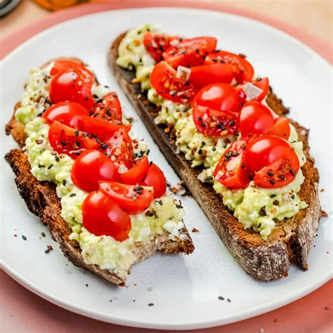 Tostadas de aguacate con tomate y mozzarella