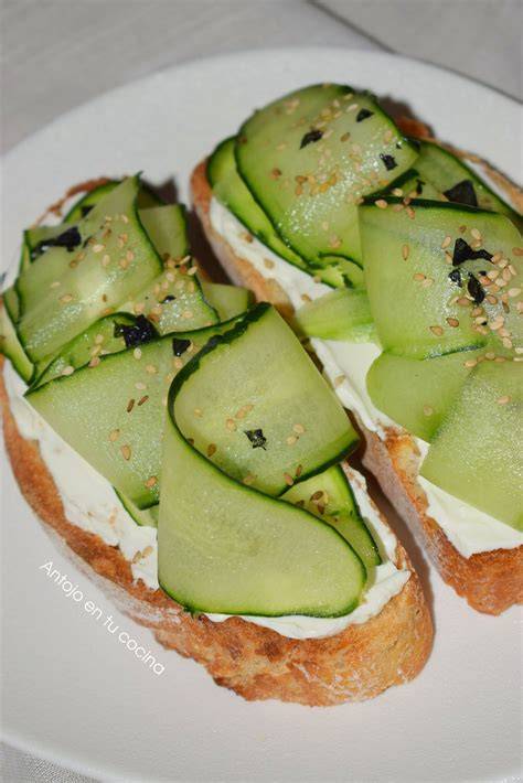 Tostadas de queso crema y pepino