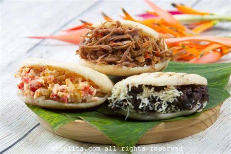 Arepas recién hechas en una plancha