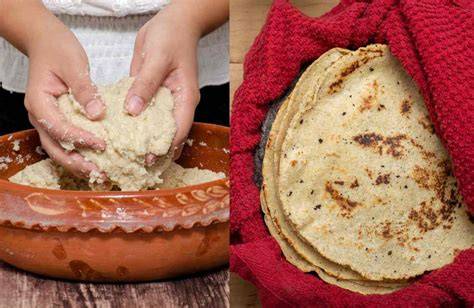 Masa de tortilla de maíz reposando bajo un paño húmedo