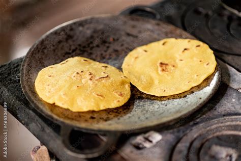Tortillas de maíz inflándose en el comal