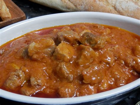 Carne cocinándose en salsa de tomate