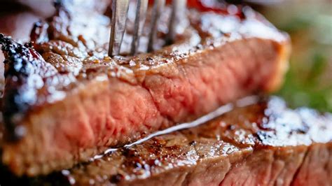 Bandeja de carne tierna y jugosa lista para servir