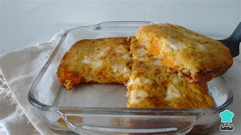 Budín de zanahoria salado recién horneado