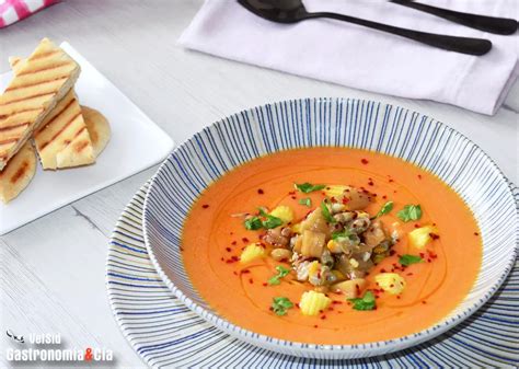 Salmorejo con guarnición