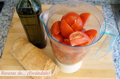Triturando tomates para salmorejo
