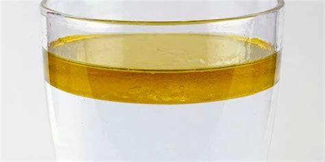 Aceite flotando en agua