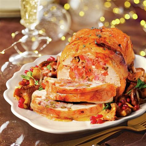 Pollo relleno festivo con guarnición y salsa