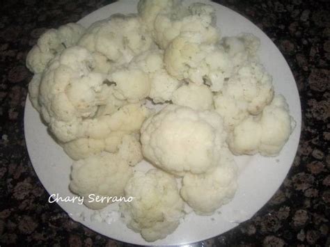 Coliflor blanqueada enfriándose en agua helada