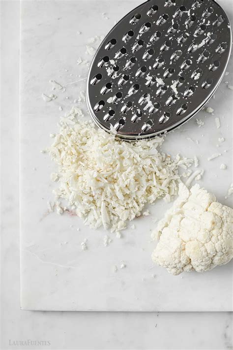 Procesador de alimentos creando arroz de coliflor