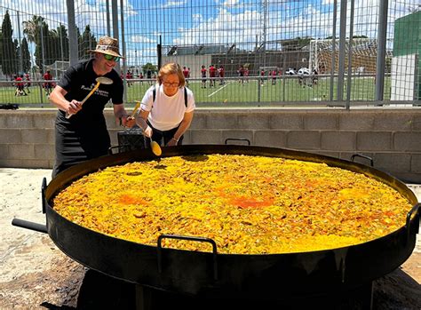 Agricultores valencianos preparando paella en el campo