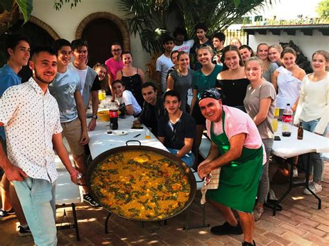 Turistas disfrutando de una paella en la costa española