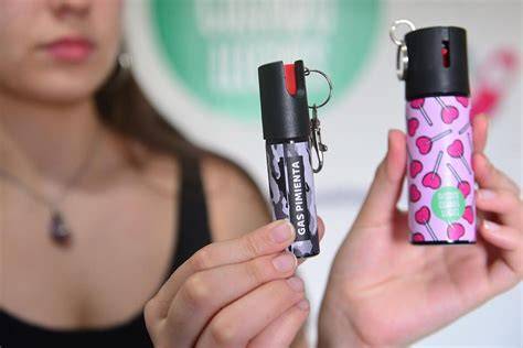 Mujer utilizando spray de pimienta para defenderse