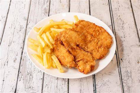 Pechuga de pollo empanada recién hecha