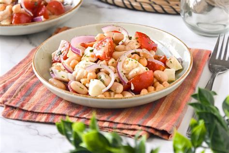 Imagen de un plato apetitoso de ensalada de legumbres