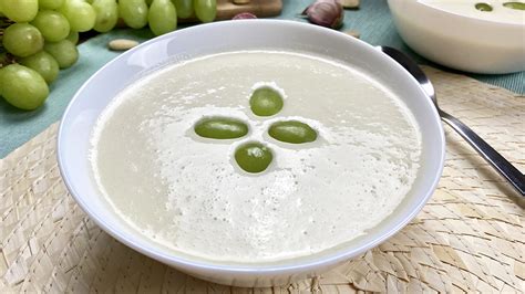 Ajoblanco con guarnición de uvas y melón