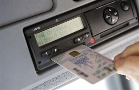 Interfaz de tacógrafo digital mostrando la información de la tarjeta del conductor