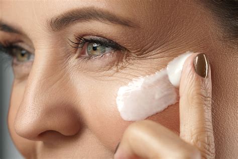 Aplicación de crema antiarrugas