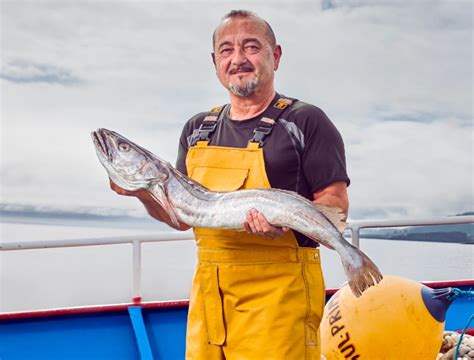 Pescador capturando merluza del pincho
