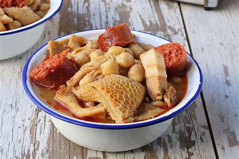 Callos de cordero cocinándose a fuego lento en una cazuela de barro