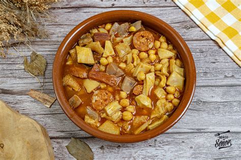 Plato servido de callos de cordero con garbanzos y chorizo