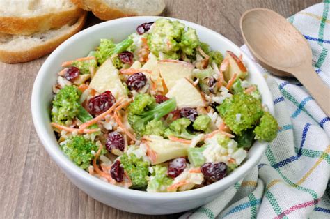 Ensalada fresca de brócoli crudo con trozos de manzana ácida