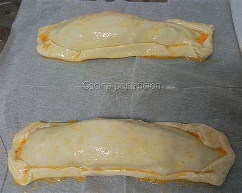 Empanada de hojaldre dorada saliendo del horno